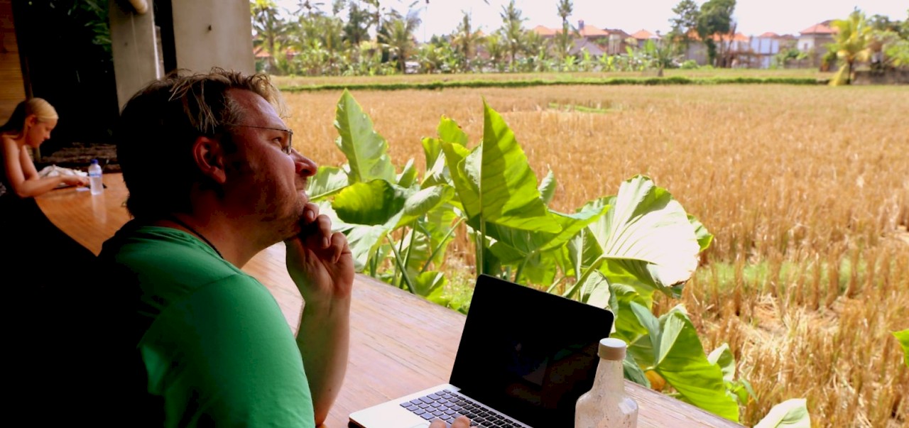 <strong>Offen, Frei, Kreativ</strong><br><span>Arbeiten auf Bali im Reisfeld, Hauptsache schnelles Internet.</span>